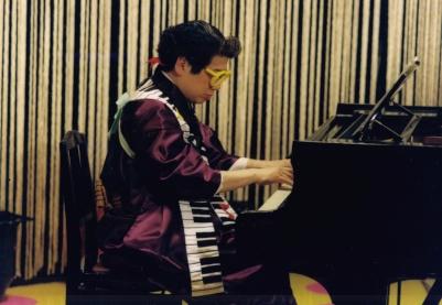 ピアノを弾くキーボーズ