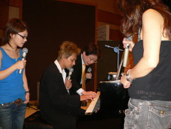 ヒロシにピアノのレッスンをする斎藤雅広